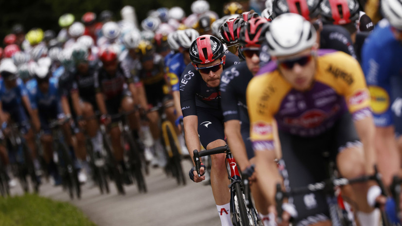 Болельщик с картонной табличкой стал причиной массового завала на первом этапе «Тур де Франс»