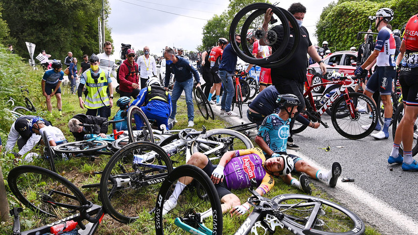 Массовый завал: полиция ищет устроившую аварию на «Тур де Франс» болельщицу