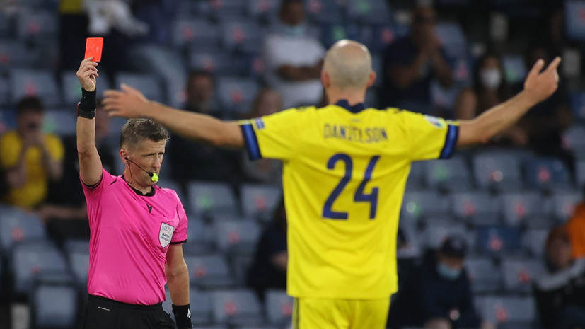 Арбитр удалил шведского футболиста в матче с Украиной после использования VAR