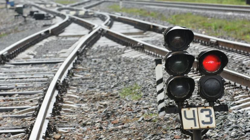 Вагоны грузового поезда сошли с рельсов в Свердловской области