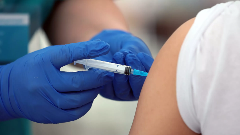 Иммунолог заявил о возможности ревакцинироваться от COVID-19 любой вакциной