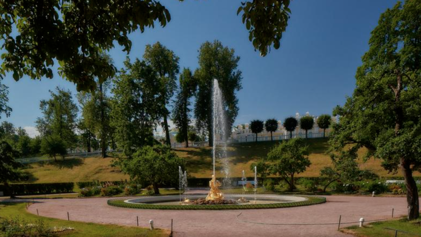 В Петергофе после реставрации заработали фонтаны «Солнце» и «Тритон»