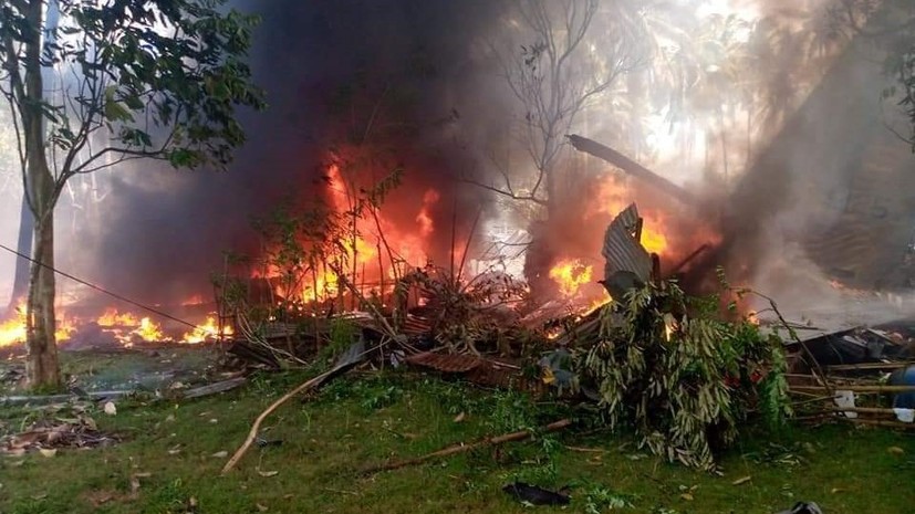 При крушении филиппинского военного самолёта погибли 17 человек