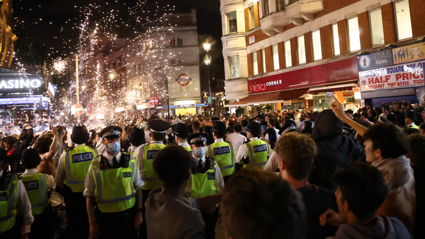 Футбольные фанаты устроили драку с полицией в Лондоне