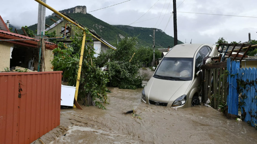 Более 800 автомобилей были затоплены в Керчи и Ялте из-за сильных осадков