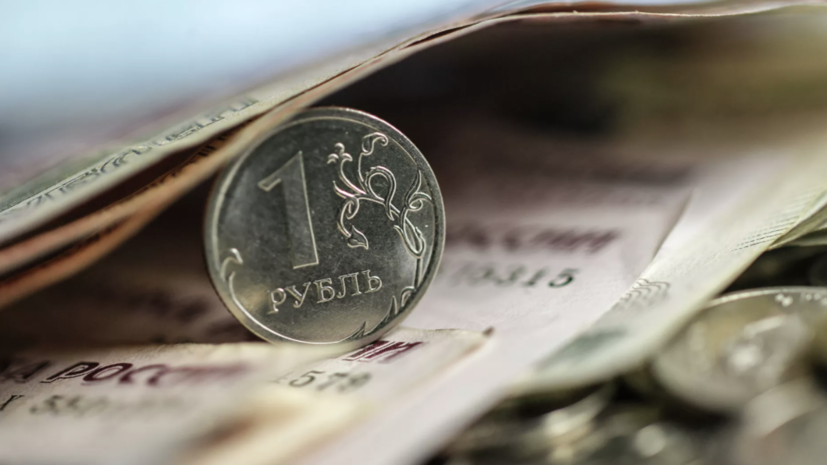 Аналитик рассказал о причинах падения курса рубля на фоне дорожающей нефти