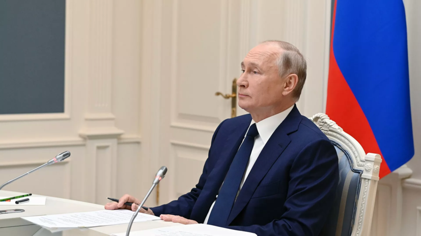 Путин поручил до августа реализовать меры по выплатам на детей до семи лет