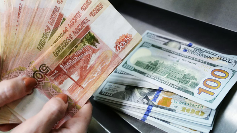 Банки выдали россиянам рекордный объём кредитов наличными в июне