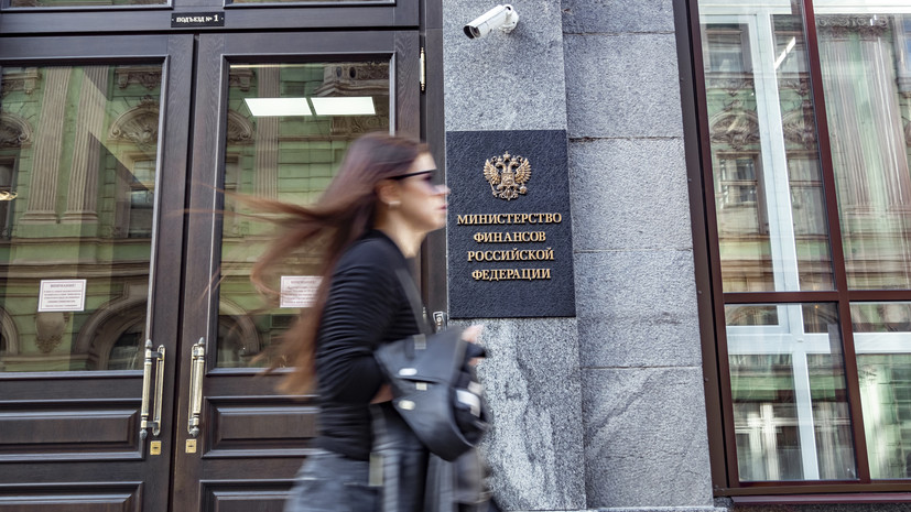 Известия: в России могут изменить систему страховых взносов на высокие зарплаты