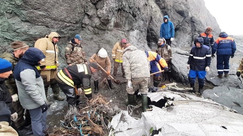 Фрагменты Ан-26 вывозят с места крушения на Камчатке