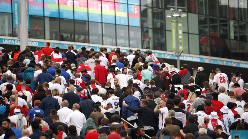 Более 50 человек штурмом прорвались на «Уэмбли» перед финалом Евро
