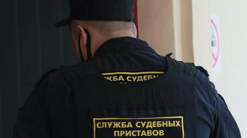 Алиментщица из Калининграда пыталась спрятаться от приставов в шкафу