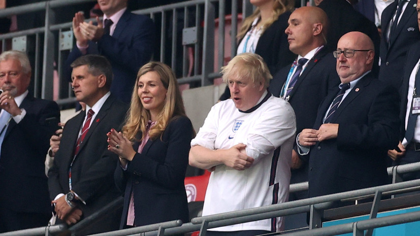 Борис Джонсон осудил фанатов за расистские оскорбления в адрес игроков сборной Англии