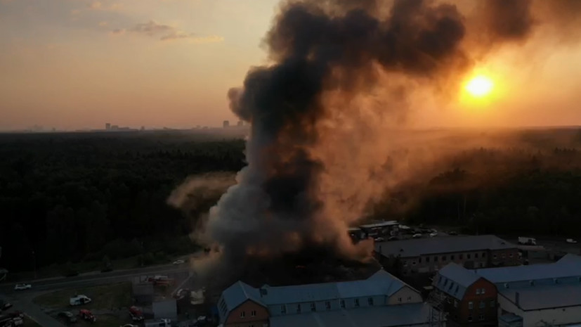 Пожарные локализовали пожар на складе в Балашихе