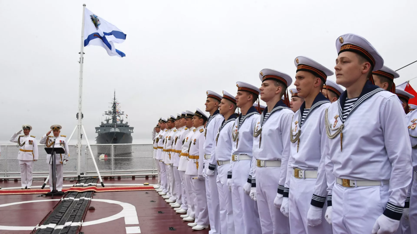 В Петербурге прошла ночная репетиция парада кораблей ко Дню ВМФ