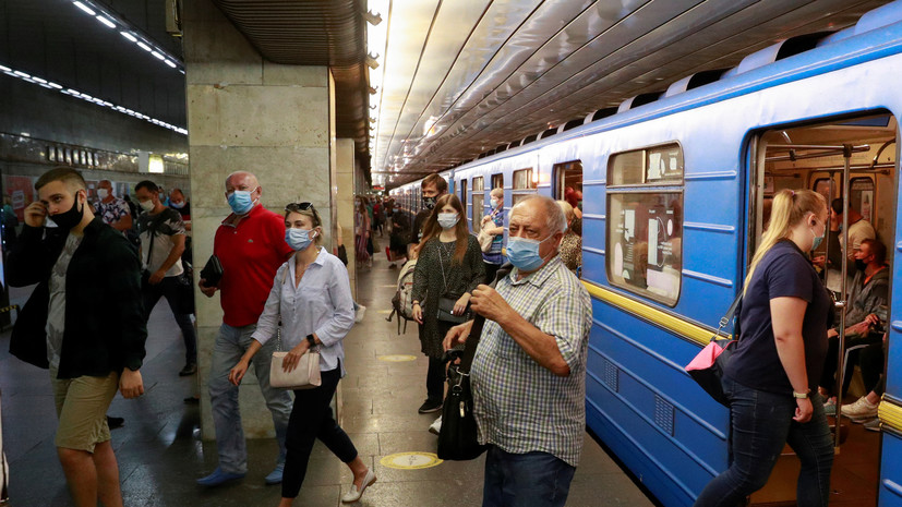 В Киеве из-за сильного ливня подтопило улицы и станции метро