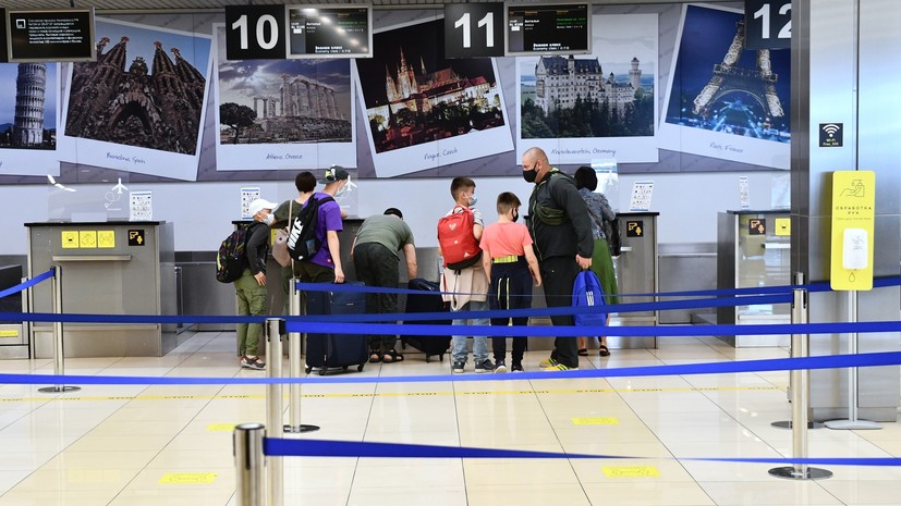 «По специальному тарифу»: Мишустин утвердил программу льготных авиабилетов для семей с детьми