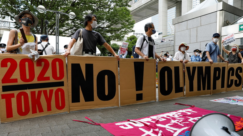 Рядом с Национальным стадионом в Токио проходит акция протеста против ОИ