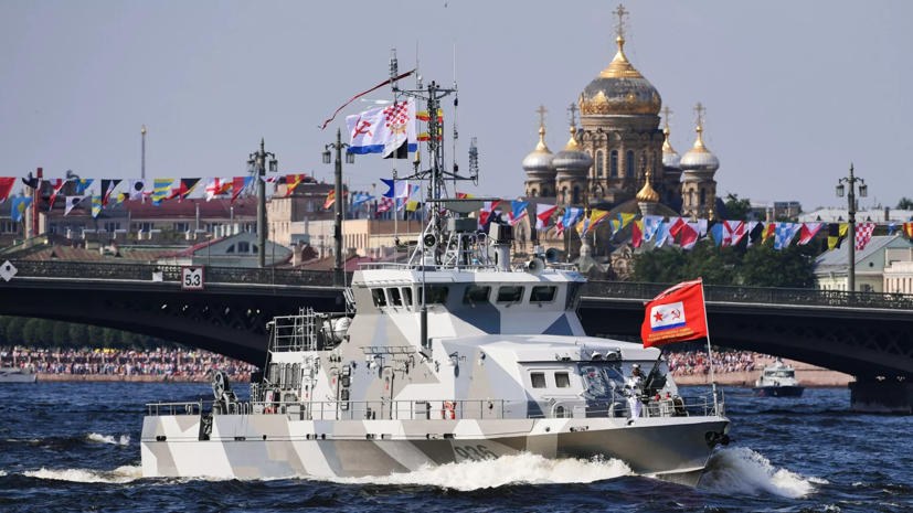 Путин на катере обошёл парадную линию боевых кораблей в Кронштадте