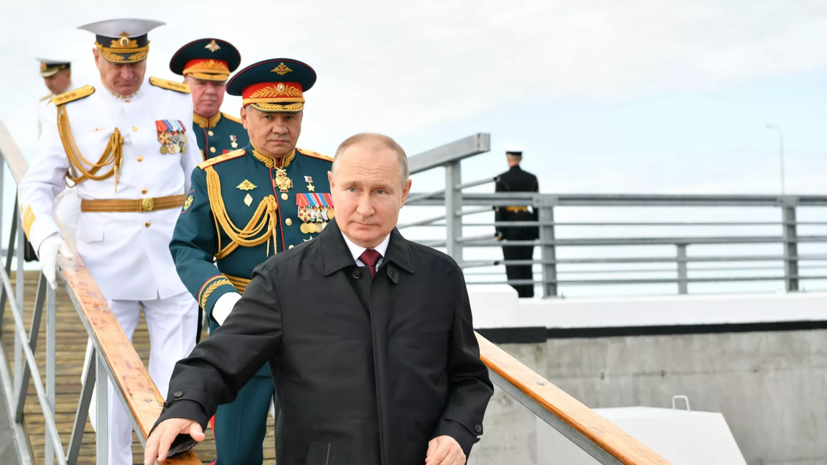 Путин принял участие в спуске на воду траулера «Механик Сизов»