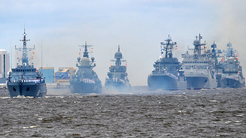 Путин участвует в церемонии подъема флагов на новых кораблях ВМФ России