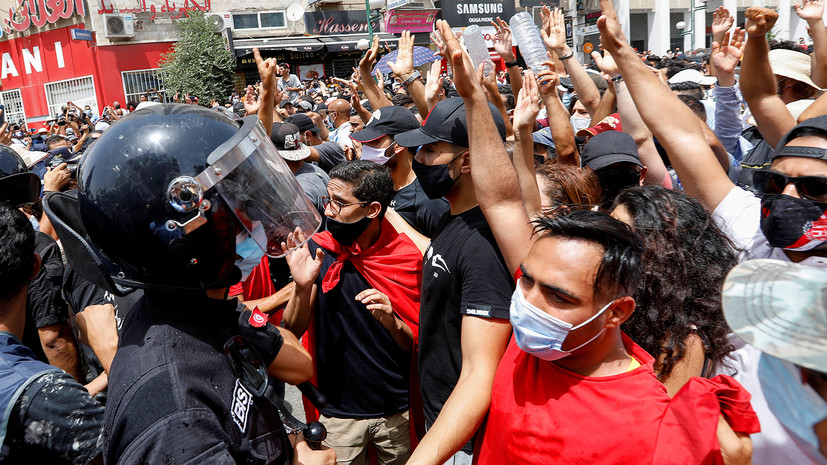 «Структурный кризис с 2011 года»: чем вызваны массовые протесты и приостановка работы парламента Туниса