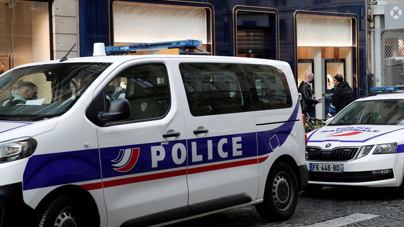 В Париже автомобиль врезался в террасу бара