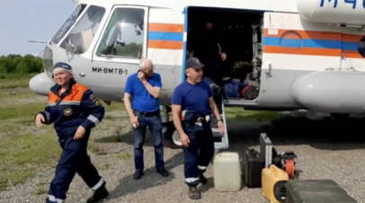 Сотрудники спасательной службы МЧС РФ, доставленные на вертолёте Ми-8МТВ-1 на поиски самолёта Ан-26
