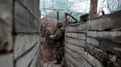 Украинский военнослужащий в окопе на линии соприкосновения в Донбассе
