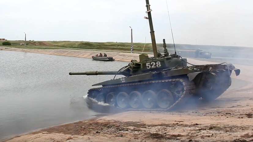 Под Волгоградом проходят учения по подводному вождению для танкистов ЮВО