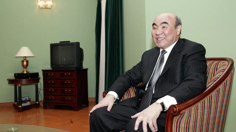 В Киргизии заявили о добровольном приезде экс-президента Акаева в Бишкек