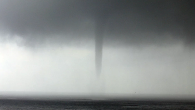 Метеоролог рассказал, как вести себя во время смерча