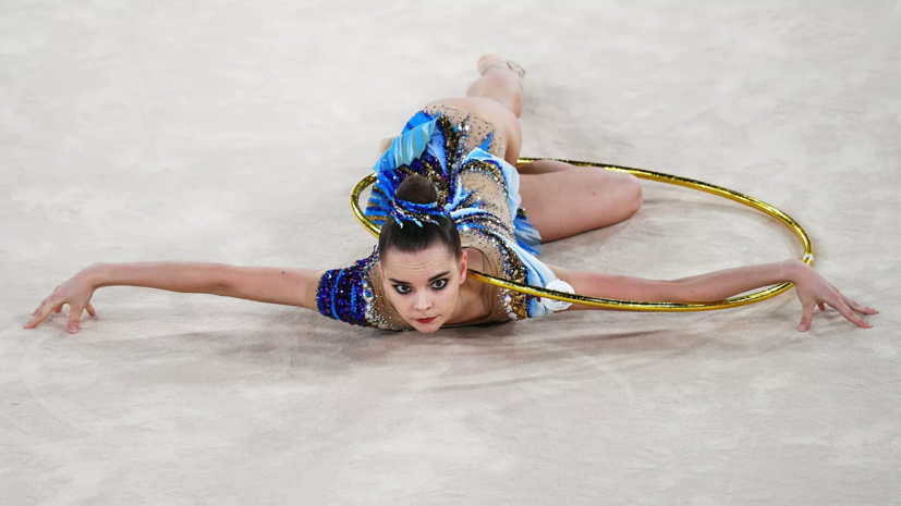 Дина Аверина занимает второе место в многоборье после двух упражнений, Арина — третья