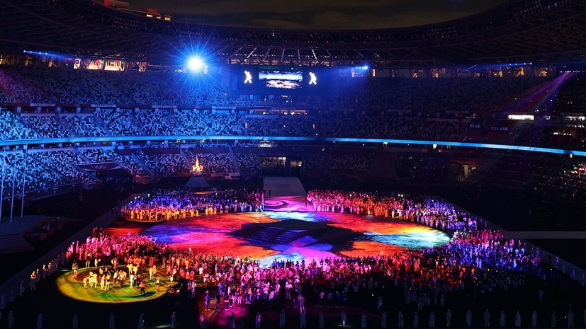 На церемонии закрытия Олимпиады был завершён парад спортсменов