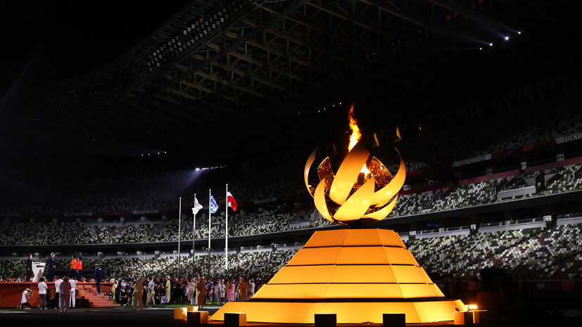 В Токио потушили олимпийский огонь