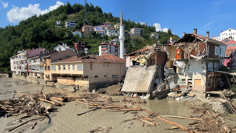 Число жертв наводнений в Турции возросло до 72