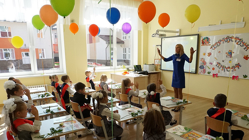 Опрос: подарки учителям к 1 сентября планируют сделать 65% россиян