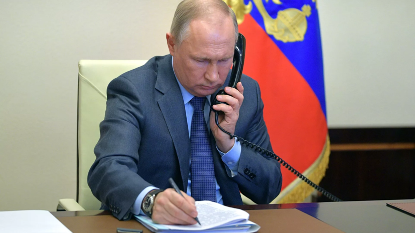Путин обсудил по телефону с Макроном ситуацию в Афганистане