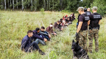 Задержанные польскими пограничниками мигранты на границе с Белоруссией