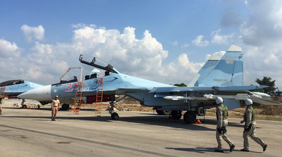 Российские лётчики готовятся к вылету с авиабазы Хмеймим в Сирии