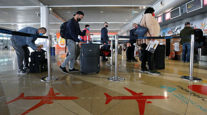 Украинские рабочие стоят в очереди перед отъездом в Польшу в международном аэропорту Борисполь