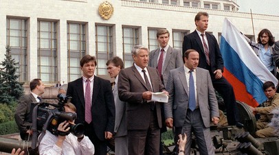 Президент РСФСР Борис Ельцин выступает с речью у здания правительства в августе 1991 года
