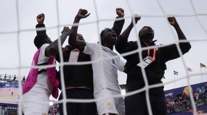 Игроки Сенегала радуются победе в матче 1/4 финала чемпионата мира по пляжному футболу 2021 между сборными командами Сенегала и Бразилии.
