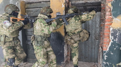 Российские спецназовцы отрабатывают тактику штурма здания
