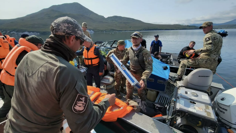 Следователи осмотрели поднятый со дна озера на Камчатке вертолёт Ми-8