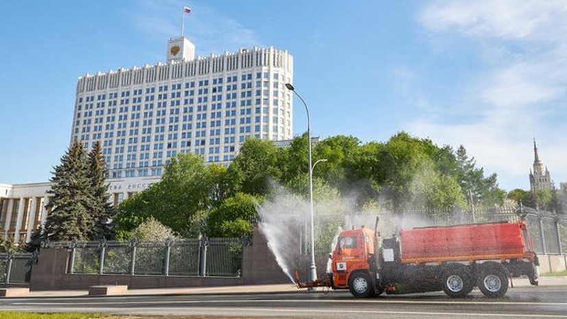 В Москве в преддверии Дня города промыли фонтаны и памятники