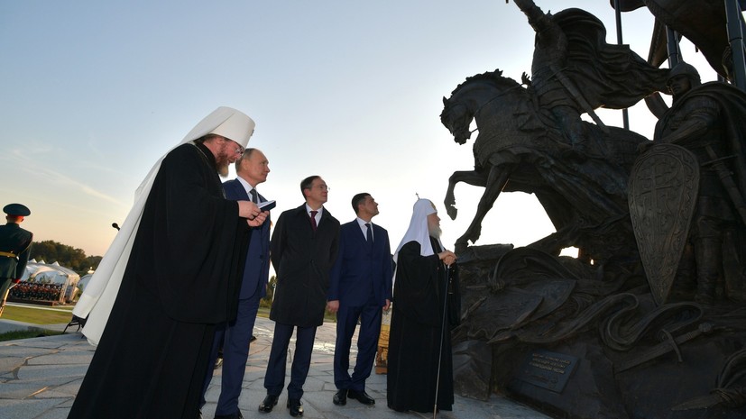 Путин отметил, что в монументе Александру Невскому увековечили образы псковских десантников