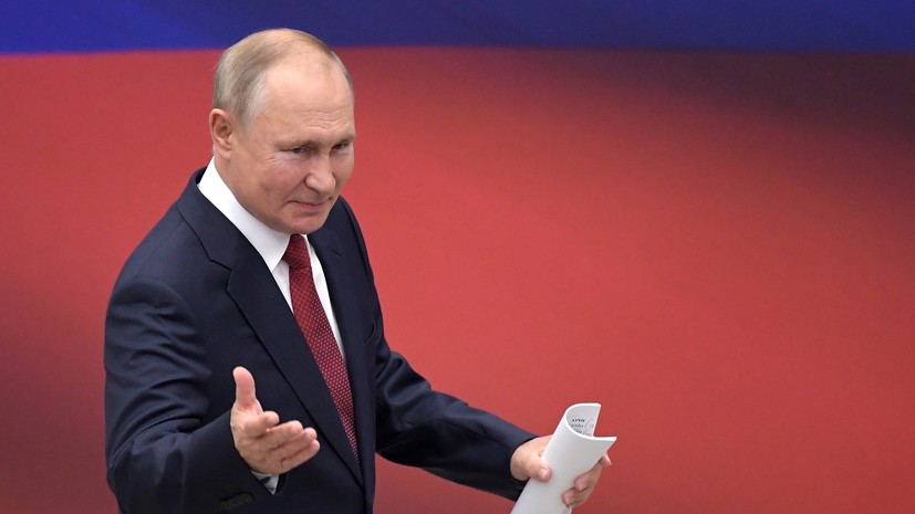 Песков сообщил, что ушедший на самоизоляцию Путин абсолютно здоров