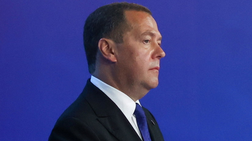 Медведев проголосовал онлайн на выборах в Госдуму