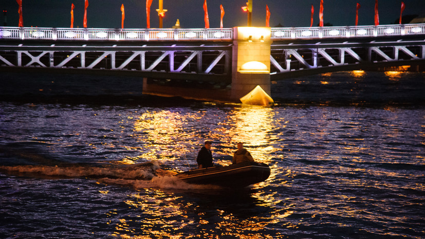 Дворцовый мост в Петербурге украсили праздничной иллюминацией в честь Всемирного дня туризма